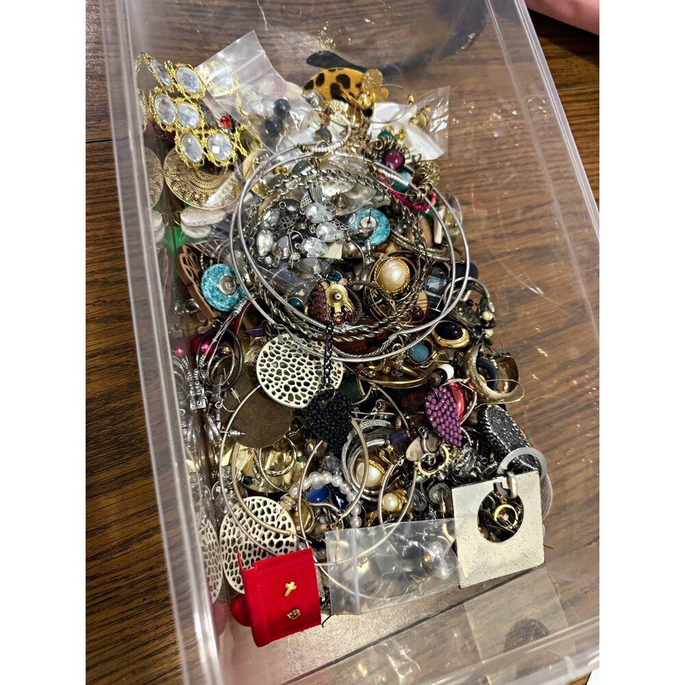 Vintage SINGLE Earrings Women’s Fashion Mixed Jewelry Lot 50+ Pieces
